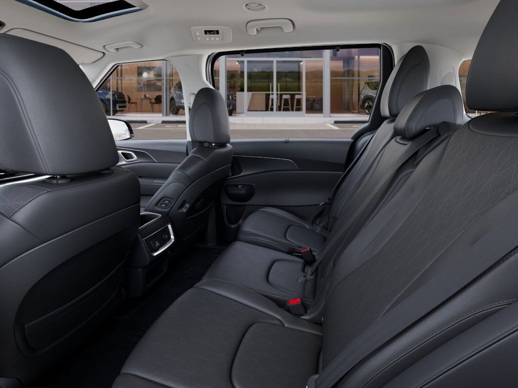 New 2025 Kia Carnival SX w/ SX Dark Edition Package FWD image 18