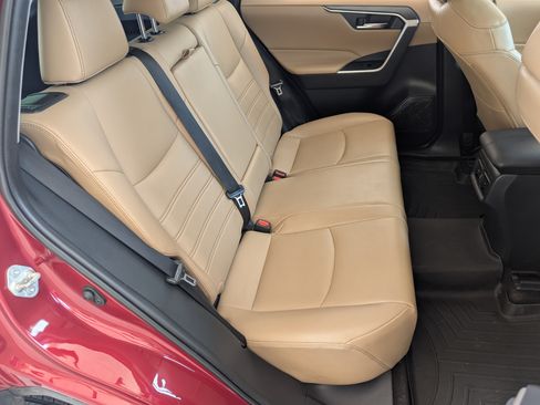 Used 2019 Toyota RAV4 XLE Premium FWD image 20