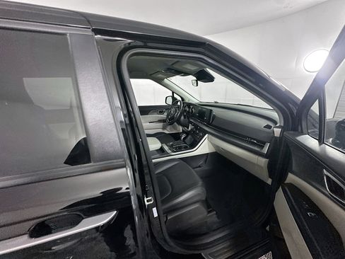 Used 2024 Kia Carnival LX image 30