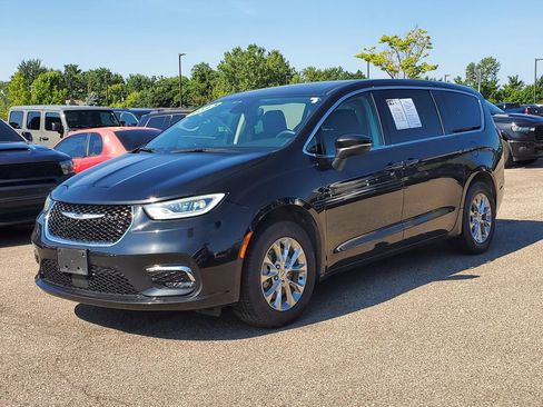 Used 2023 Chrysler Pacifica Touring-L AWD/4WD image 2