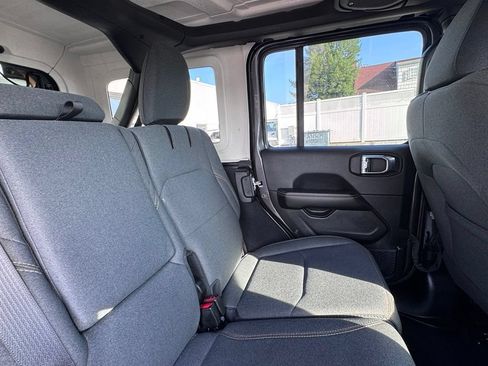 Used 2025 Jeep Wrangler Unlimited Sahara AWD/4WD image 20
