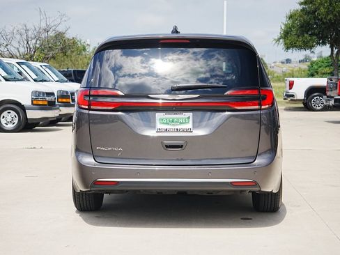 Used 2023 Chrysler Pacifica Touring-L FWD image 6