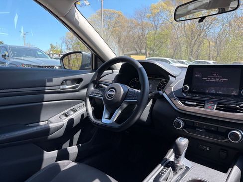 Used 2025 Nissan Altima 2.5 SV FWD image 34