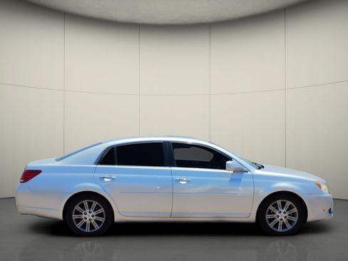 Used 2010 Toyota Avalon XLS FWD image 8