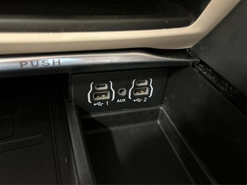 Used 2023 Chrysler Pacifica Limited FWD image 34