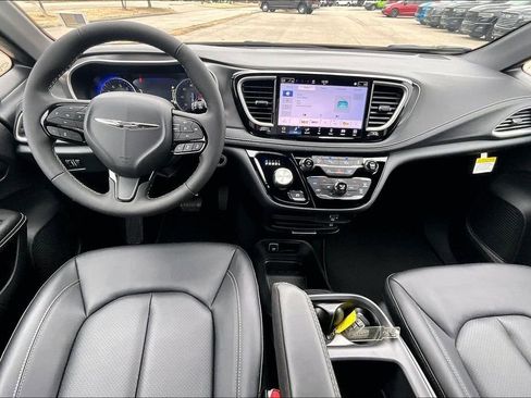 New 2026 Chrysler Pacifica Select image 5