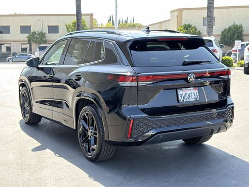 Certified 2025 Volkswagen Tiguan SE R-Line FWD image 3