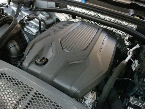 Certified 2026 Porsche Macan image 18