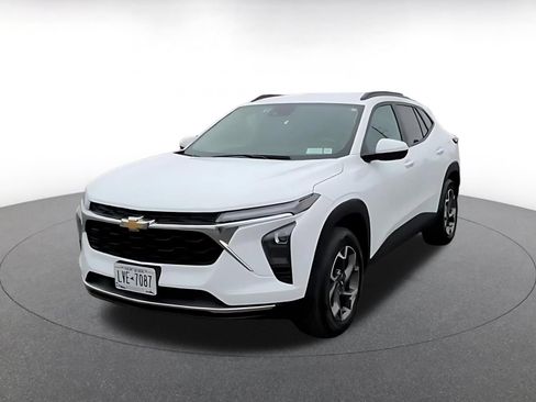 Used 2025 Chevrolet Trax LT FWD image 7