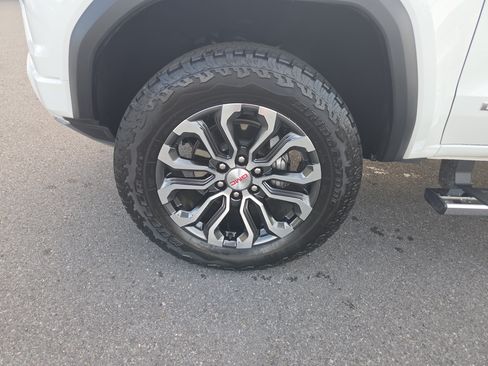 Used 2024 GMC Canyon Denali AWD/4WD image 11