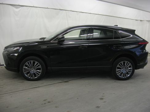 Certified 2021 Toyota Venza XLE image 25