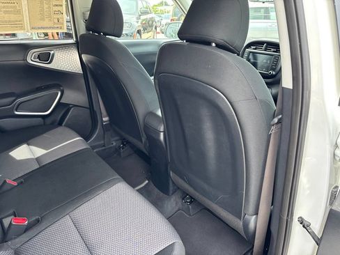 Used 2025 Kia Soul LX w/ LX Technology Package FWD image 17