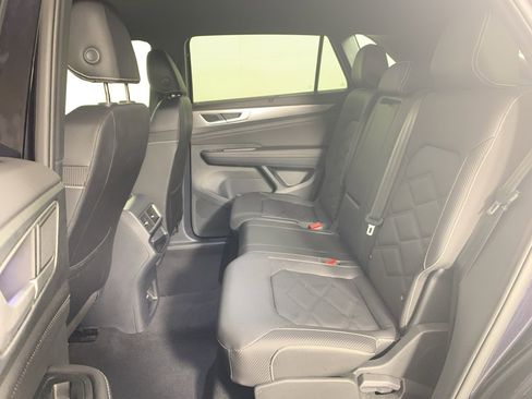 Used 2025 Volkswagen Atlas Cross Sport SE image 32