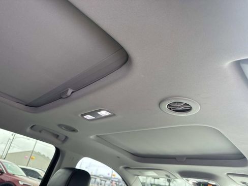 Used 2021 Chevrolet Traverse Premier FWD image 11