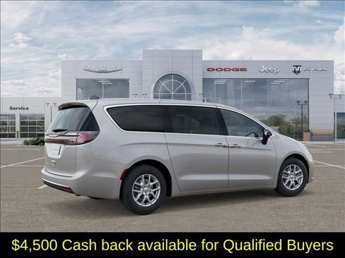 New 2026 Chrysler Pacifica Select image 5