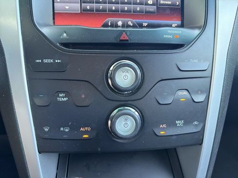 Used 2015 Ford Explorer XLT w/ Equipment Group 202B AWD/4WD image 14