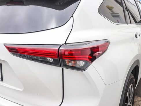 Used 2024 Toyota Highlander XLE FWD image 9