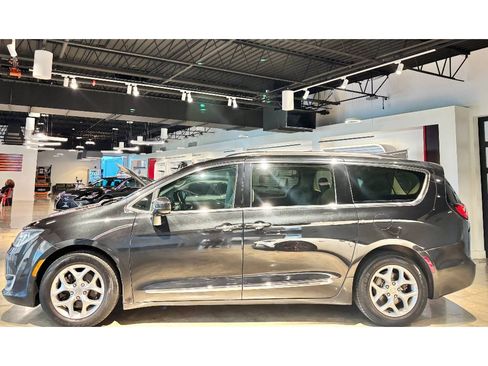 Used 2017 Chrysler Pacifica Touring-L w/ Tire & Wheel Group image 6