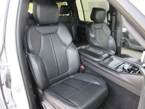 Used 2022 Jeep Wagoneer Series III w/ Premium Group I AWD/4WD image 29