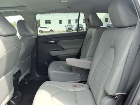Used 2022 Toyota Highlander XLE AWD/4WD image 8
