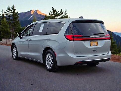 Used 2024 Chrysler Pacifica Touring-L FWD image 5