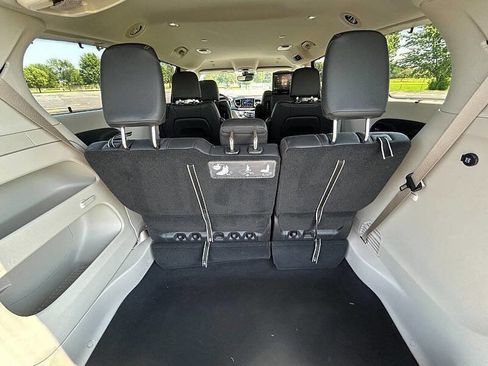 Used 2020 Chrysler Pacifica Touring-L Plus w/ Tire & Wheel Group image 19