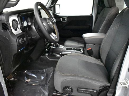 Used 2024 Jeep Wrangler Unlimited Sahara image 12