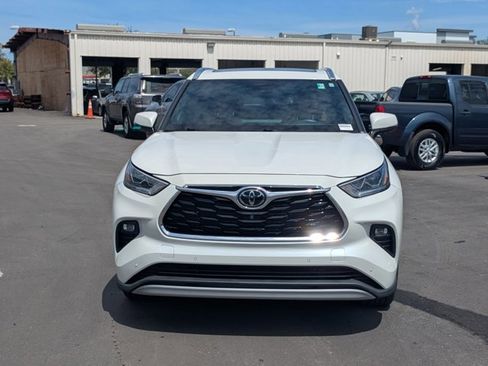 Used 2021 Toyota Highlander Platinum AWD/4WD image 2