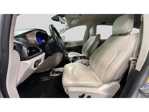 Used 2017 Chrysler Pacifica Touring-L FWD image 12
