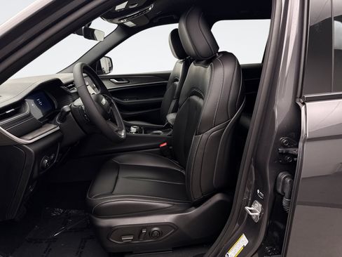 Used 2025 Jeep Grand Cherokee Limited w/ Black Appearance Package image 11