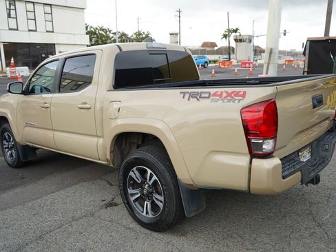 Used 2017 Toyota Tacoma TRD Sport AWD/4WD image 22
