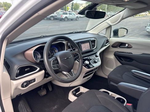 Used 2024 Chrysler Voyager LX FWD image 11