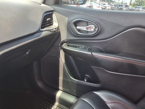 Used 2020 Jeep Cherokee Trailhawk AWD/4WD image 10