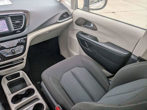 Certified 2022 Chrysler Voyager LX FWD image 18
