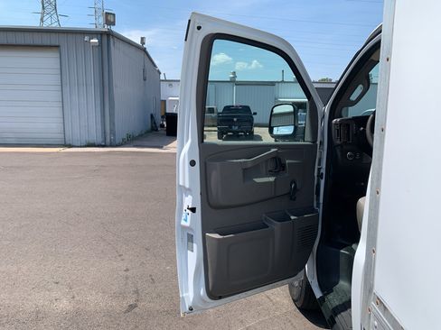 Used 2017 Chevrolet Express 3500 RWD image 13