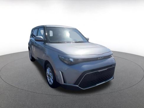 Used 2025 Kia Soul LX w/ LX Technology Package FWD image 3