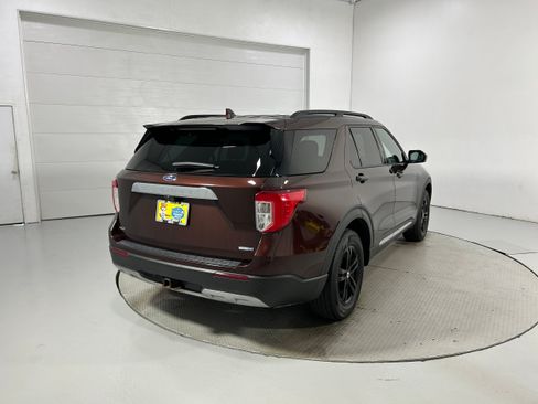 Used 2020 Ford Explorer XLT w/ Equipment Group 202A AWD/4WD image 35
