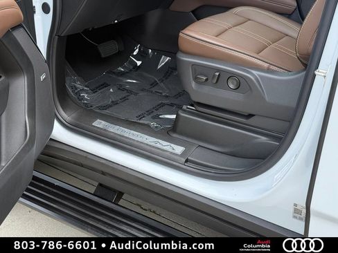 Used 2026 Chevrolet Suburban High Country AWD/4WD image 23