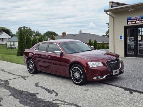 Used 2019 Chrysler 300 Limited AWD/4WD image 2