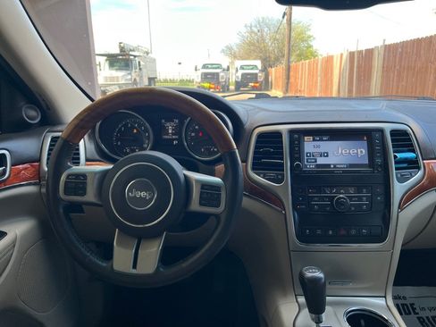 Used 2013 Jeep Grand Cherokee Overland w/ Advance Technology Group AWD/4WD image 15