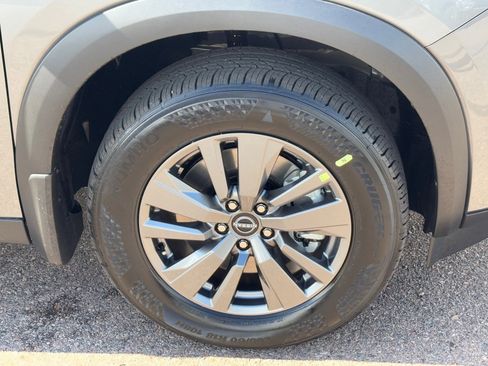 New 2025 Nissan Pathfinder SV image 10