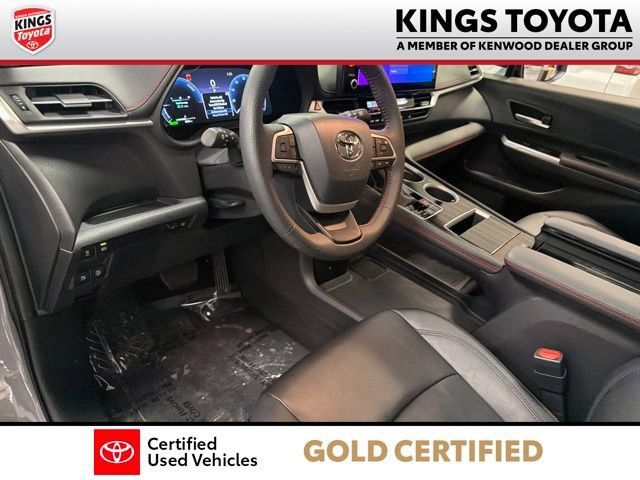 Used 2025 Toyota Sienna XSE AWD/4WD image 18