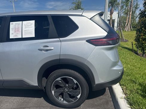 Used 2024 Nissan Rogue SV image 8