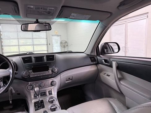Used 2012 Toyota Highlander SE w/ Tow Pkg AWD/4WD image 28