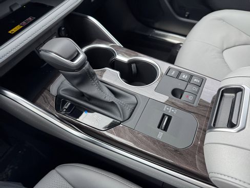 New 2026 Toyota Highlander Platinum AWD/4WD image 14