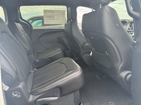 New 2027 Chrysler Pacifica Select FWD image 7