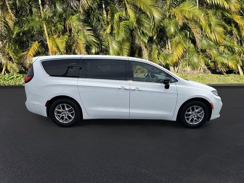 Used 2025 Chrysler Pacifica Select FWD image 4