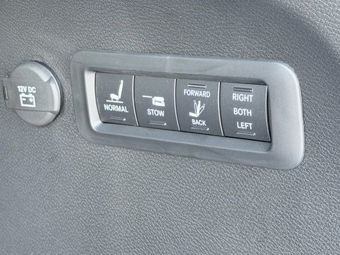 New 2027 Chrysler Pacifica Pinnacle w/ Theater Group FWD image 10