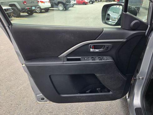 Used 2012 MAZDA MAZDA5 Sport FWD image 11