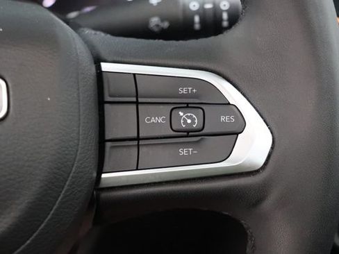Used 2025 Jeep Compass Latitude w/ Sun & Sound Group AWD/4WD image 21